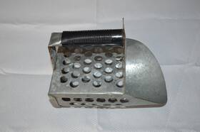 001259 Dalyn Galvanized Hand Sand Scoop Sifter Beach / Water Dry Wet Used