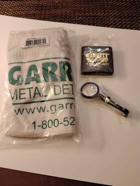 Garrett 1661500 New Metal Detector Carpenter Apron Plus 2 Magnifiers